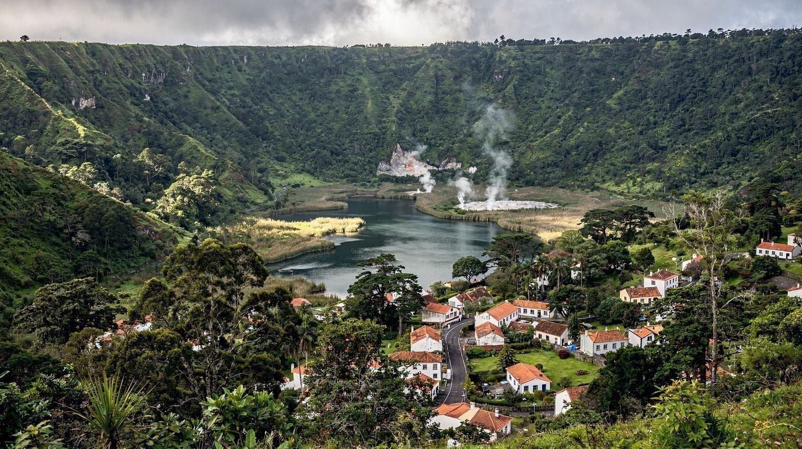 Furnas Fica no Interior: A Sua Praia É Ribeira Quente