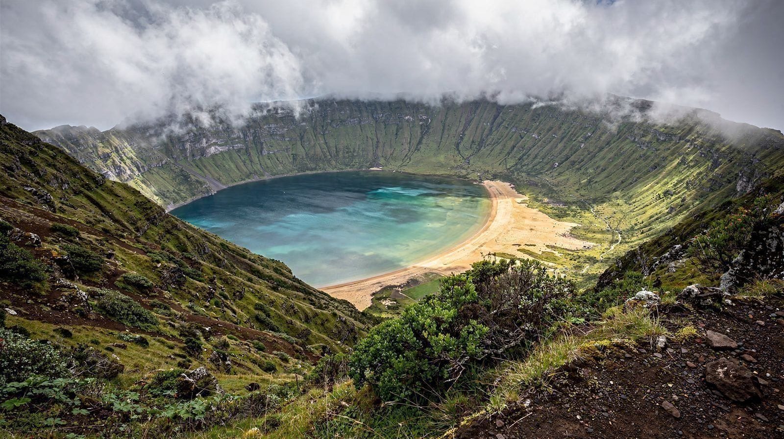 A Lagoa do Fogo Não Tem Café, Casas de Banho, Nem Vista Garantida