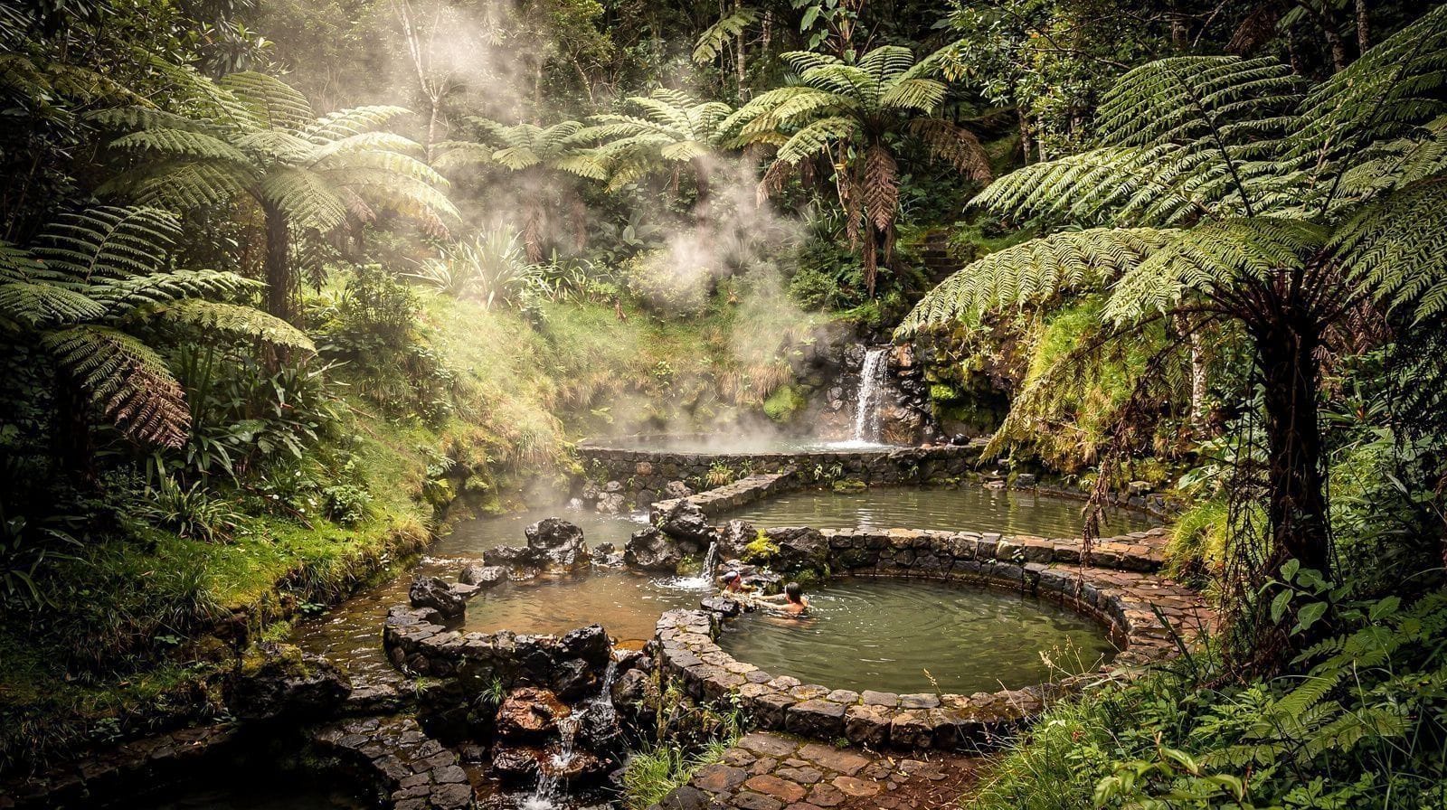 Caldeira Velha: O Trajeto Curto da Cascata às Piscinas Termais