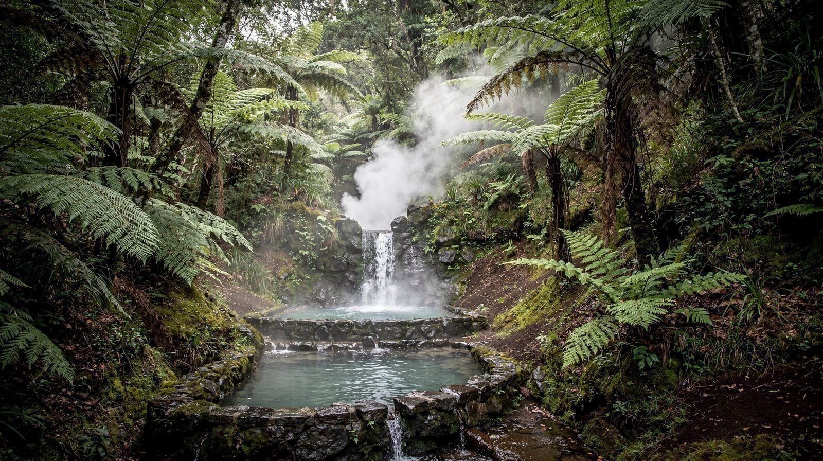 Caldeira Velha: a Cascata Termal Vulcânica de São Miguel