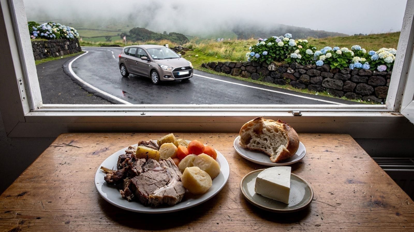 Quando Reservar: As Épocas de Restaurantes e Aluguer de Carros em São Miguel