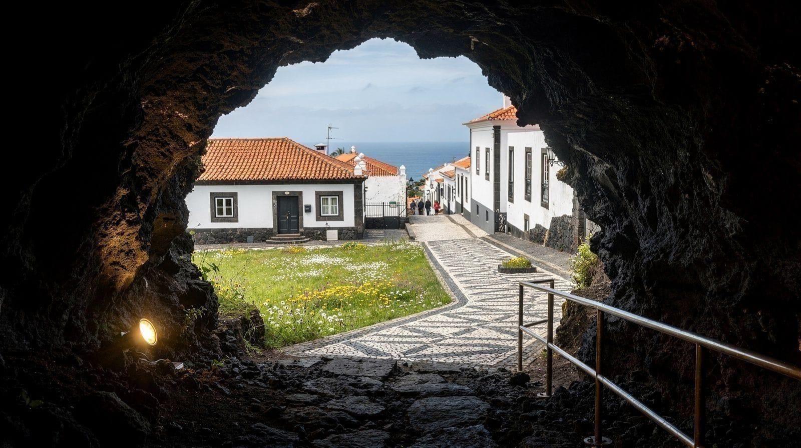 Gruta do Carvão: o Tubo de Lava de São Miguel à Beira de Ponta Delgada