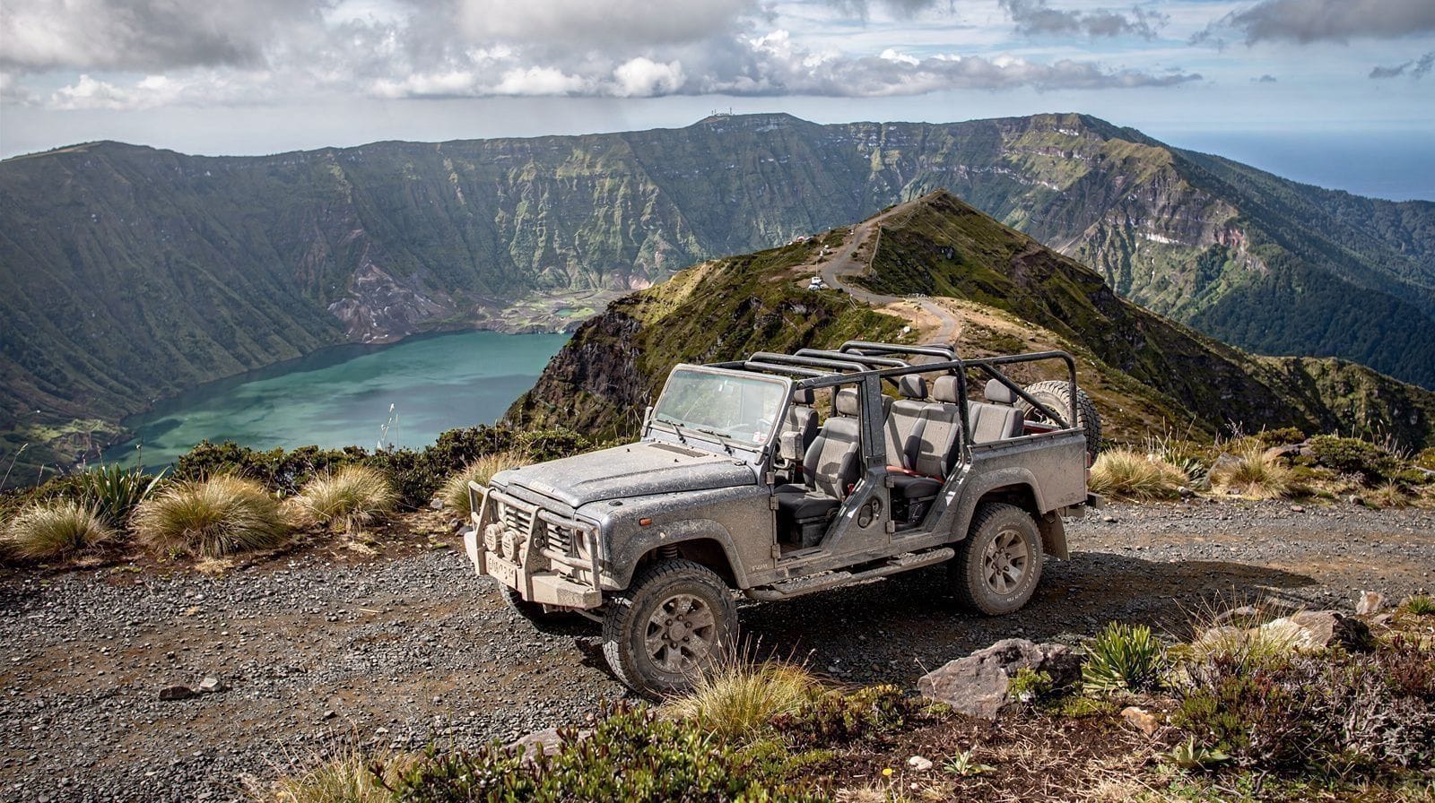 Lagoa do Fogo de Jipe: Porque é Que um Tour em 4x4 Resolve o Problema do Acesso