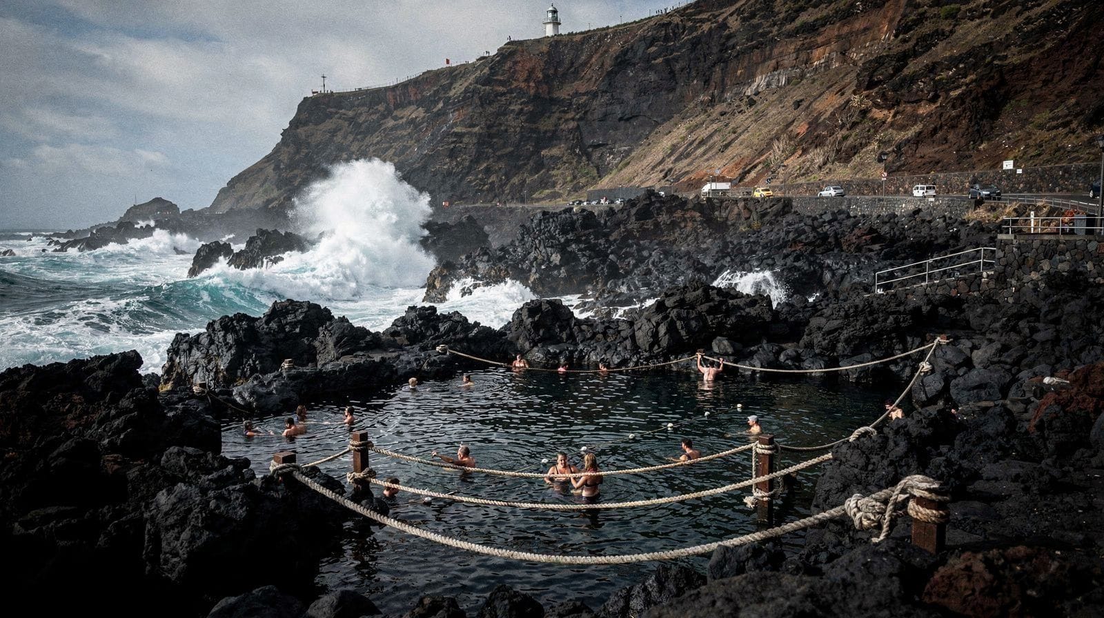 Ponta da Ferraria: Spa Pago ou Piscinas Naturais do Mar?