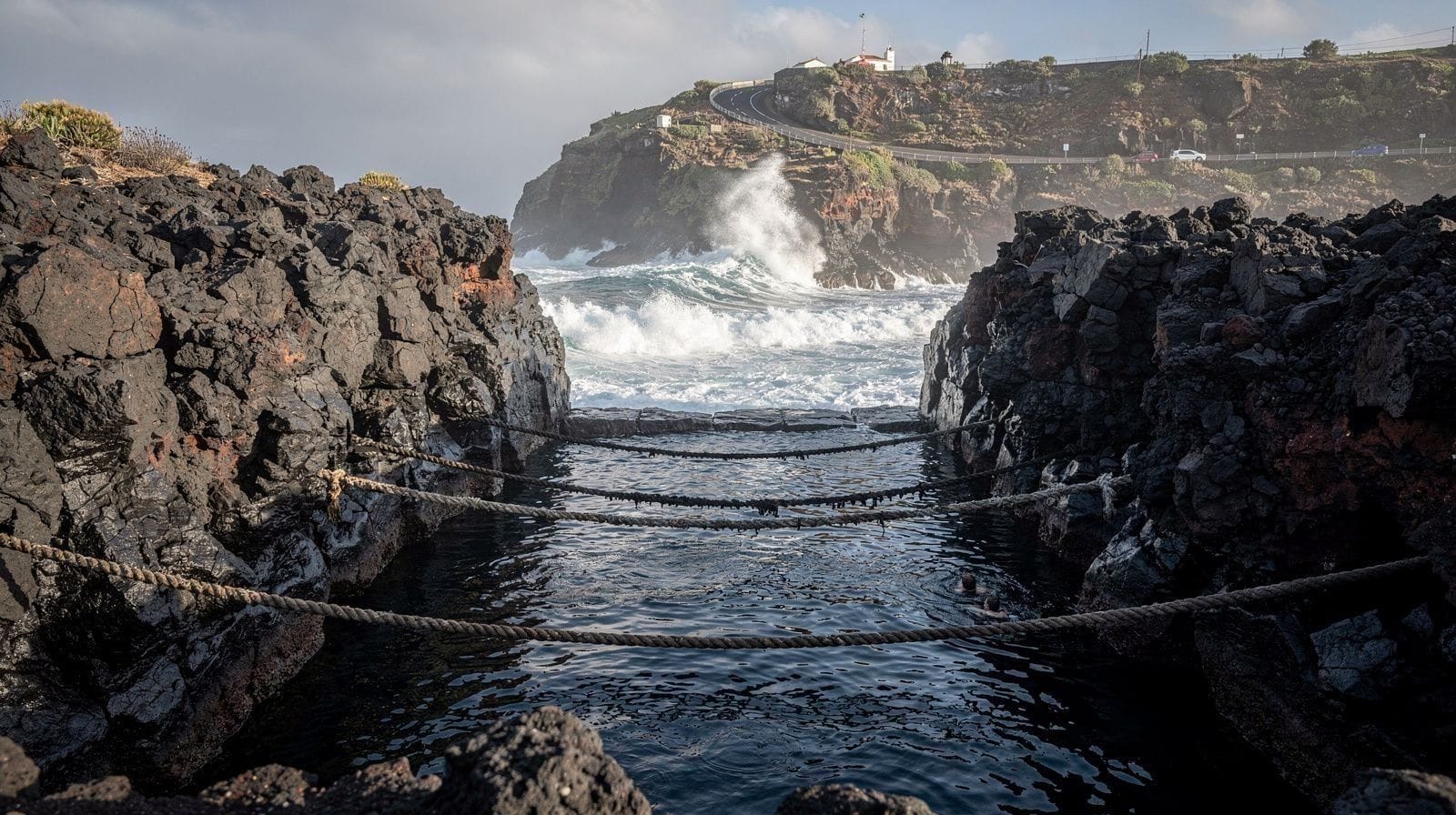 Ponta da Ferraria: Spa Pago ou Piscina Natural Gratuita?