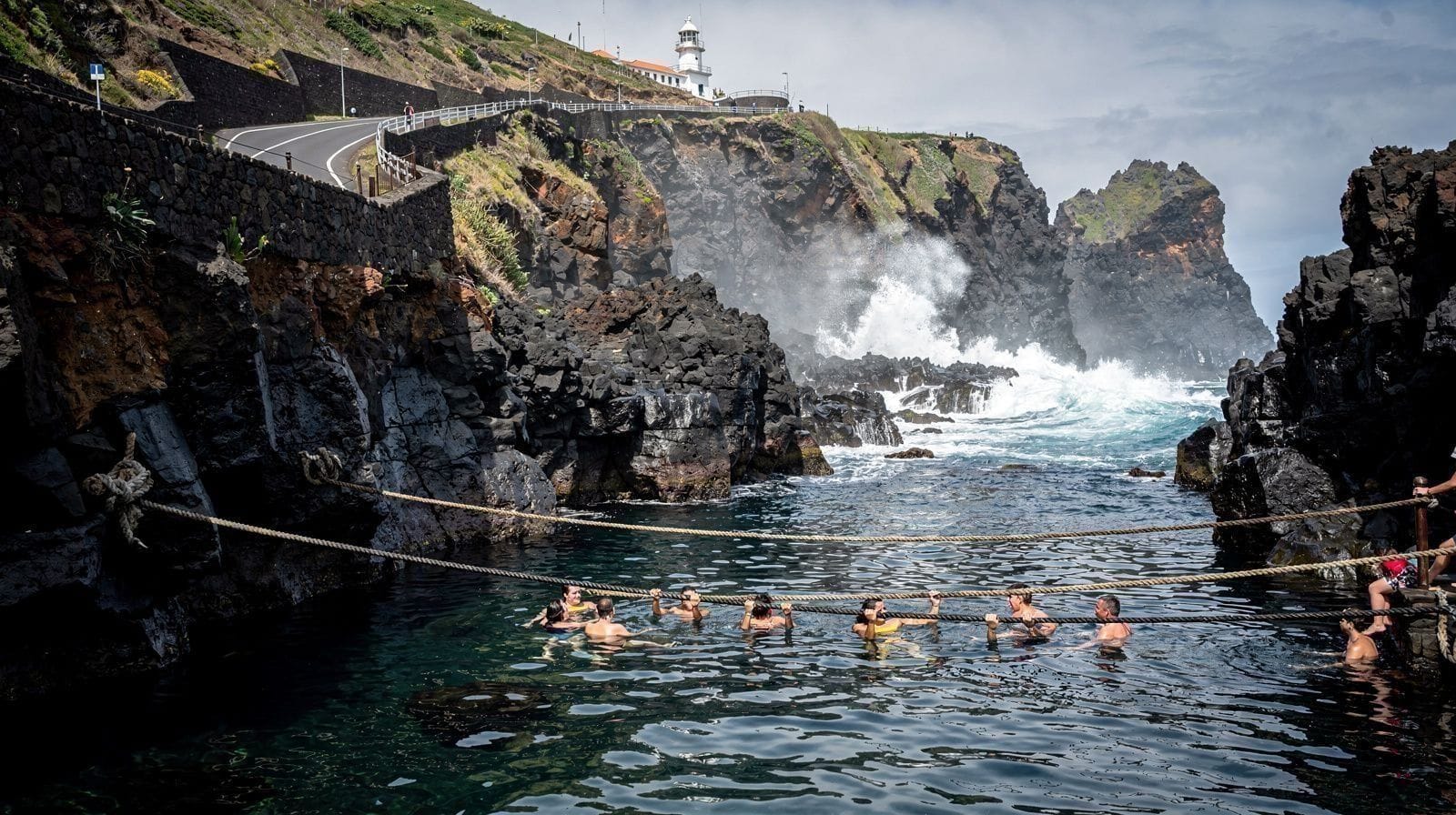 Ponta da Ferraria: Quando é Realmente Seguro Nadar na Nascente Termal?