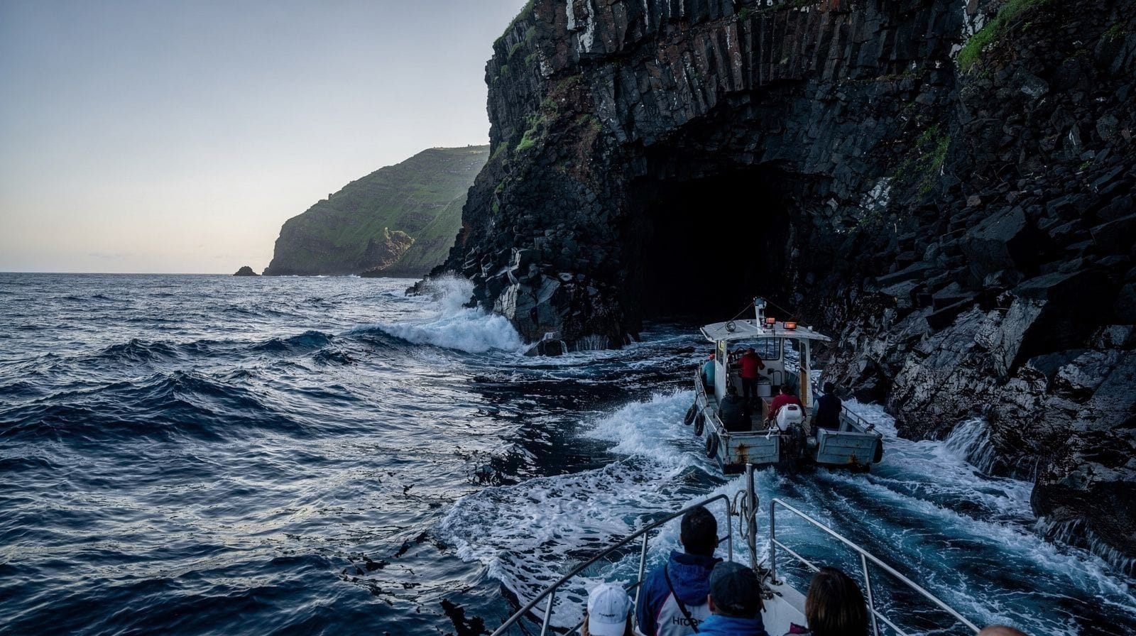 Sem Ferry para São Miguel: Como Chegar e os Passeios de Barco Explicados