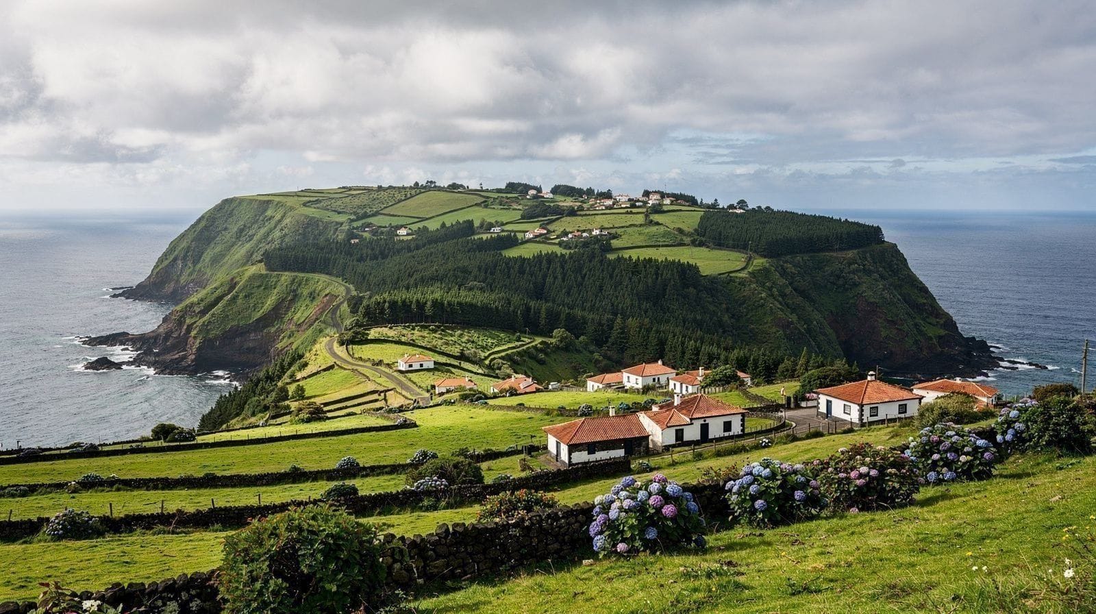 A cratera de Sete Cidades com as suas duas lagoas, fotografada a partir do Vista do Rei numa manhã límpida.
